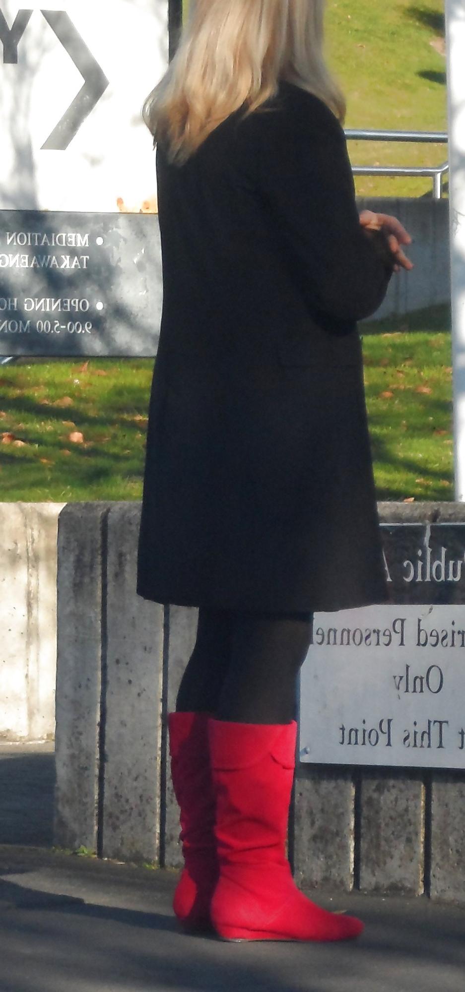 25P Voyeur Red Boots Milf