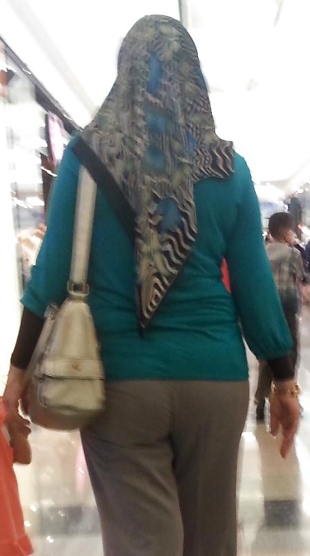 25P Candid egyptian hijabi ass