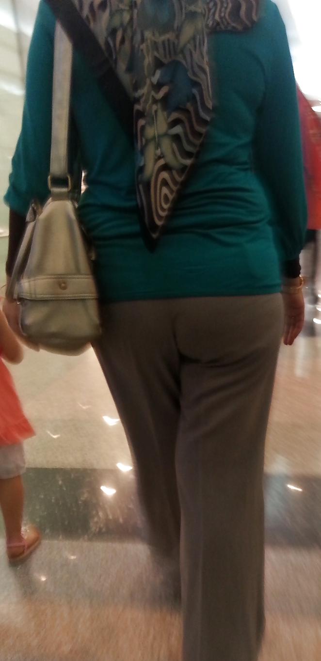 25P Candid egyptian hijabi ass