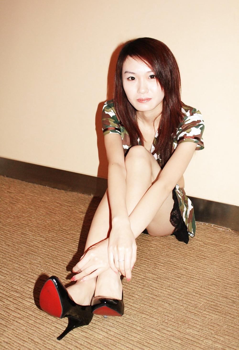 25P Chinese Model in Light Bondage Photo Shoot
