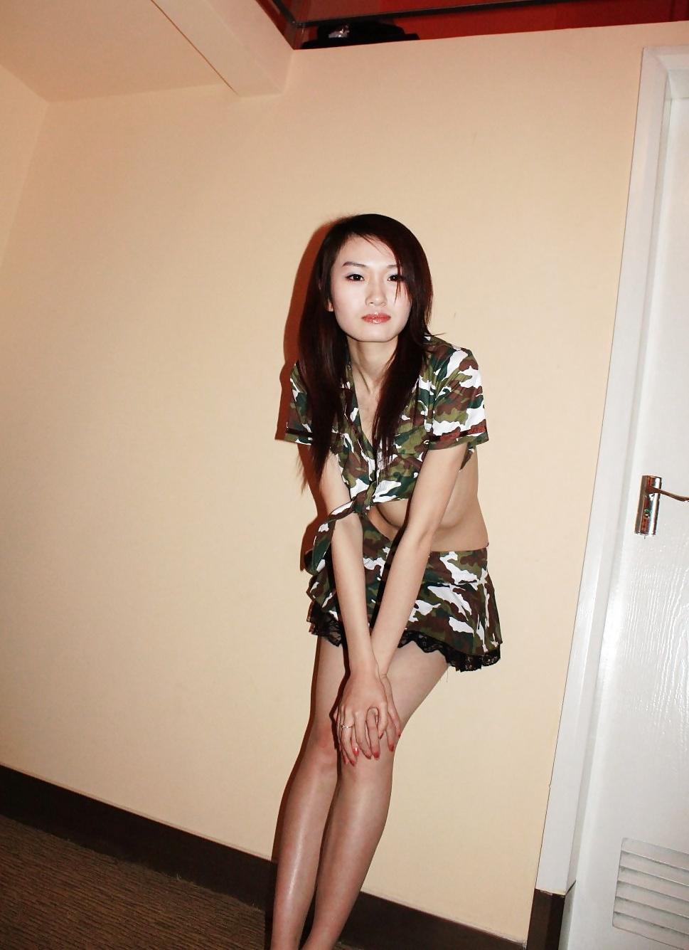 25P Chinese Model in Light Bondage Photo Shoot