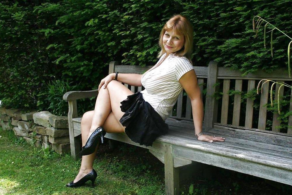 20P Bedfordshire Blonde, legs and boobs
