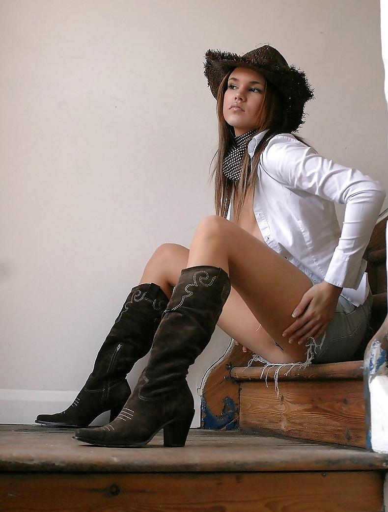 25P Women in boots 2