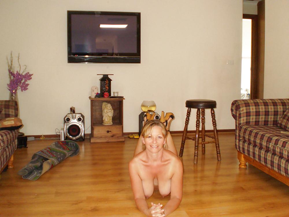 25P Real Amateurs Let Their Tits Hang