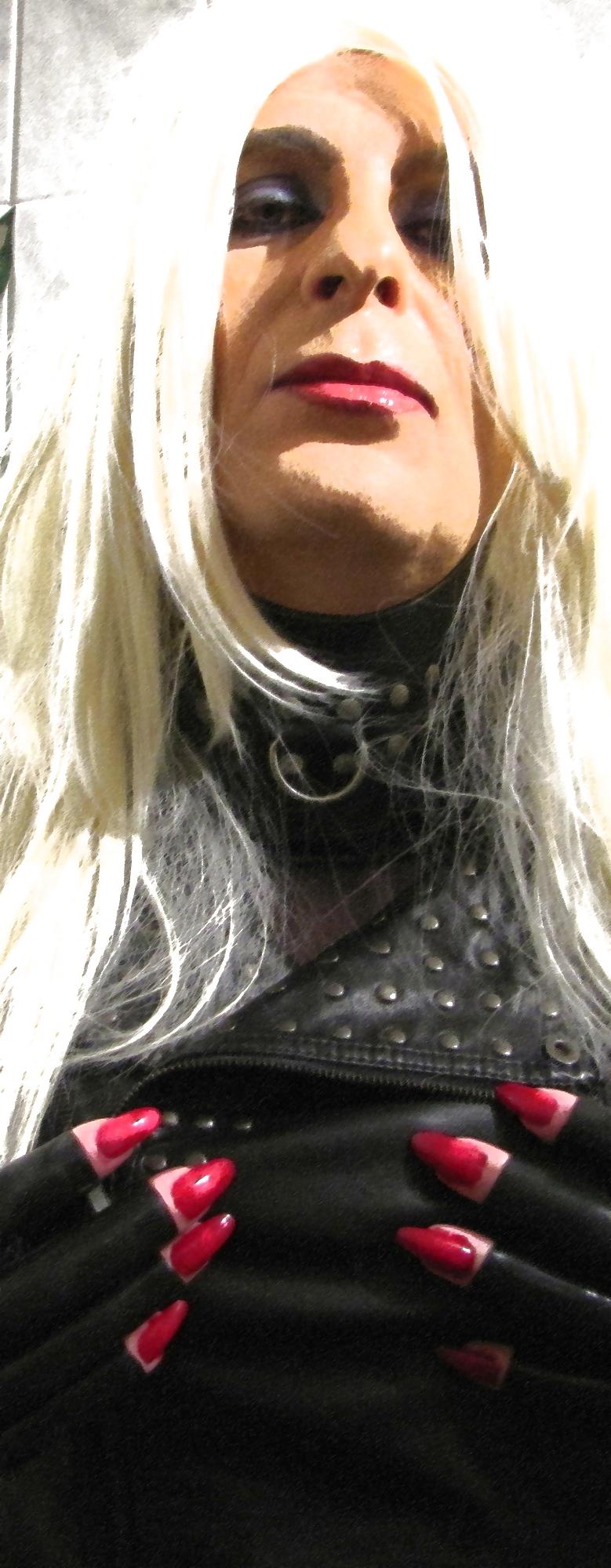 24P Gummiladyj without mask!