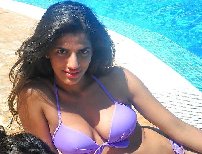 25P Israeli bikini babes