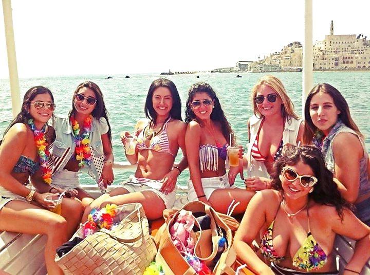 25P Israeli bikini babes