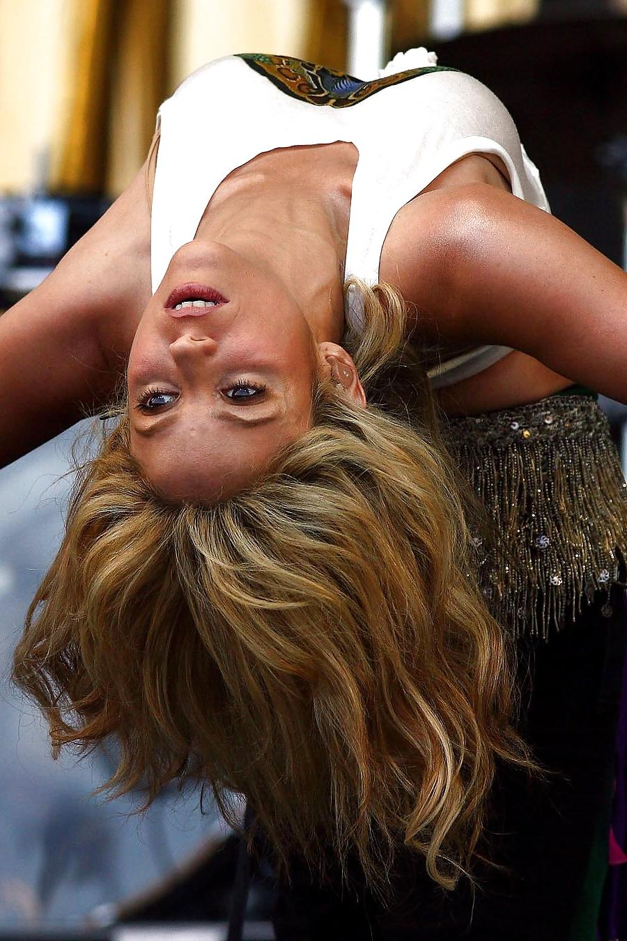 5P Shakira ass crack