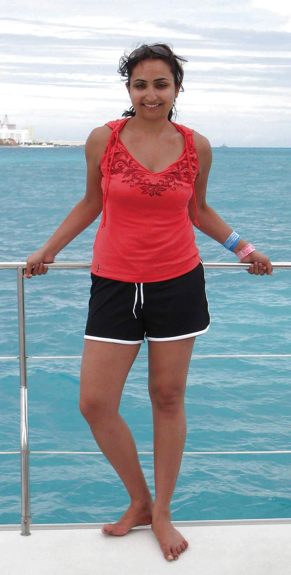 24P Indian girls in world beach pictures