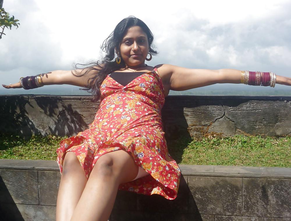 24P Indian girls in world beach pictures