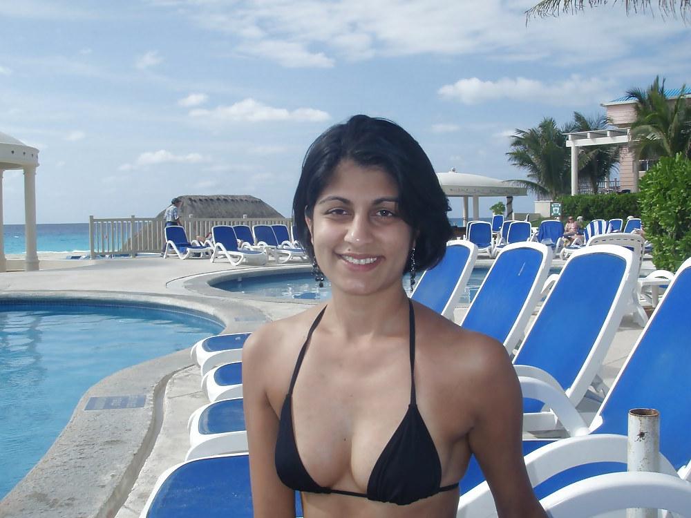 24P Indian girls in world beach pictures