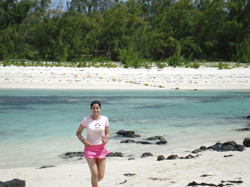 24P Indian girls in world beach pictures