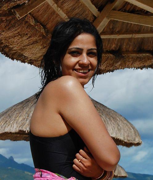 24P Indian girls in world beach pictures