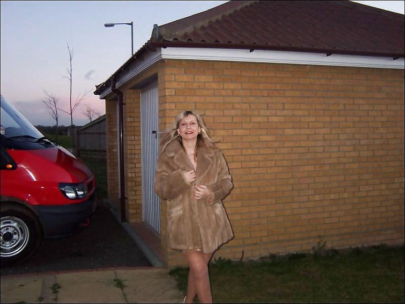 25P Milf Masturbating In The Kitchen