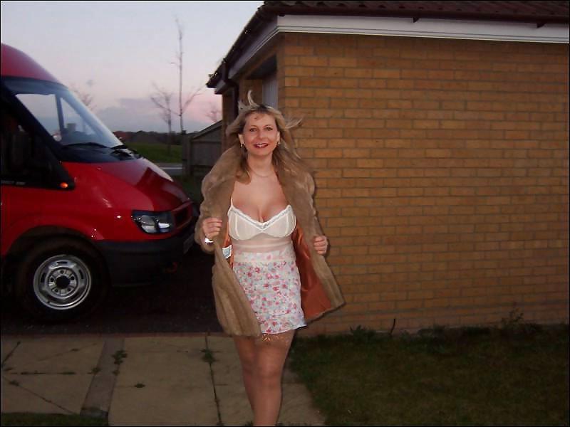 25P Milf Masturbating In The Kitchen