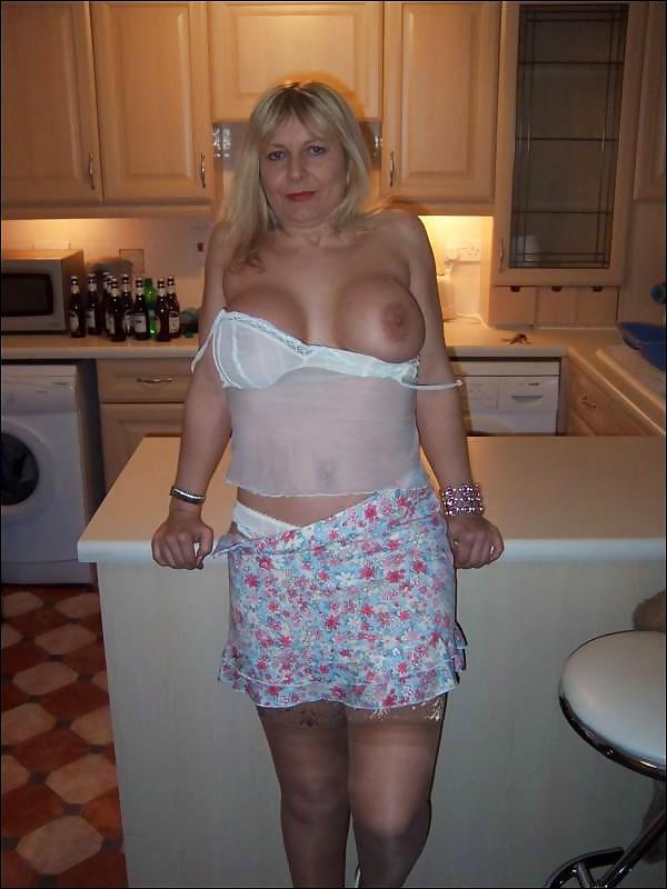 25P Milf Masturbating In The Kitchen
