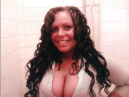 25P Big Boobed Amateur Cleavage 05