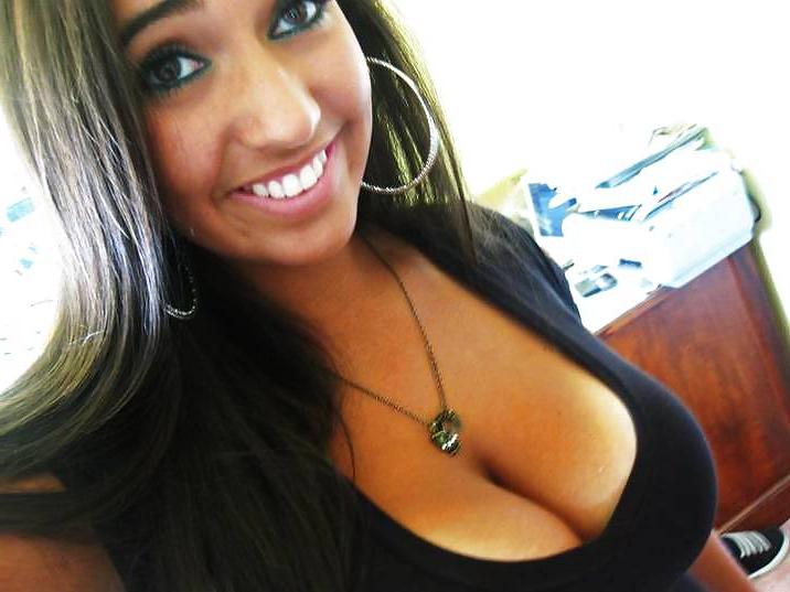 25P Big Boobed Amateur Cleavage 05