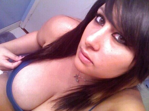 25P Big Boobed Amateur Cleavage 05