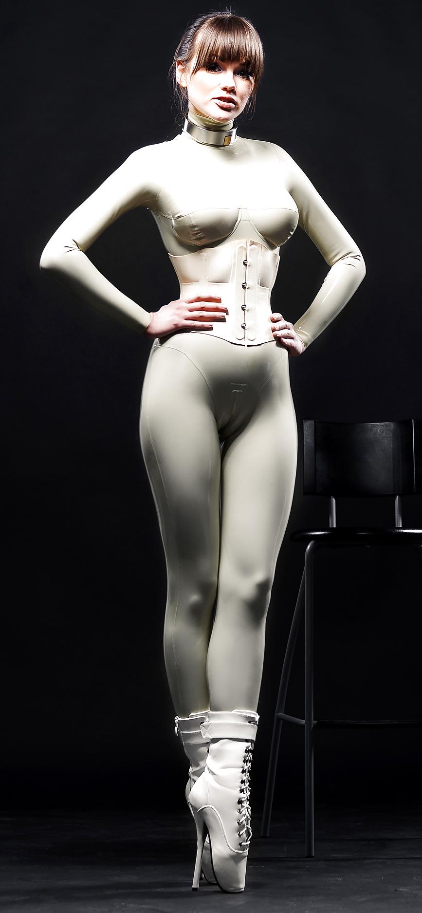 25P Sexy Model in Latex and Ballet Boots