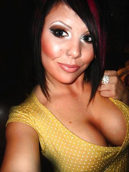 25P Big Boob Amateur Cleavage