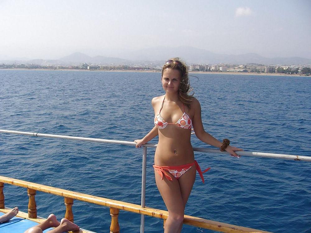 25P Some  teens,babes all in bikini  images