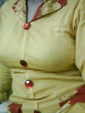 17P Pakistani Karachi Aunty in Shalwar Kameez Boobs Shows