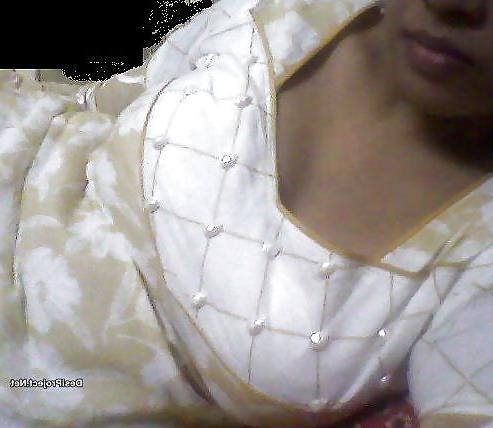 17P Pakistani Karachi Aunty in Shalwar Kameez Boobs Shows