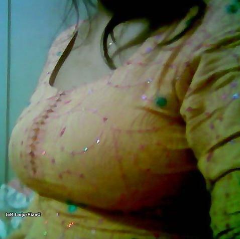 17P Pakistani Karachi Aunty in Shalwar Kameez Boobs Shows
