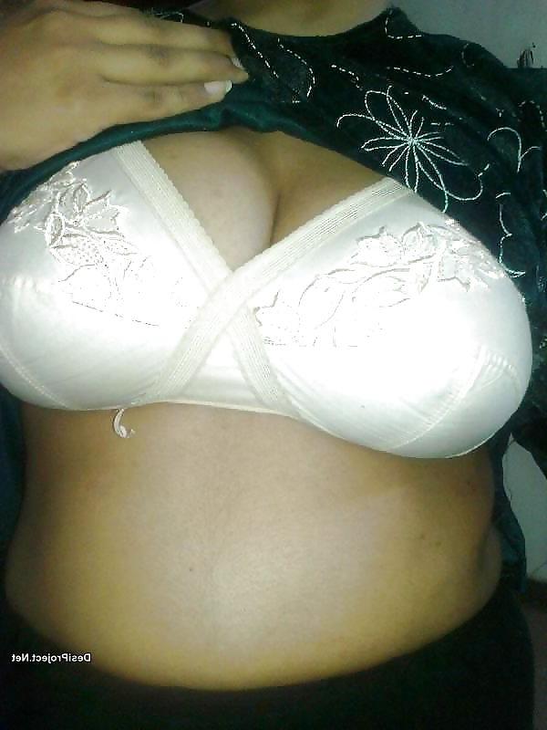17P Pakistani Karachi Aunty in Shalwar Kameez Boobs Shows