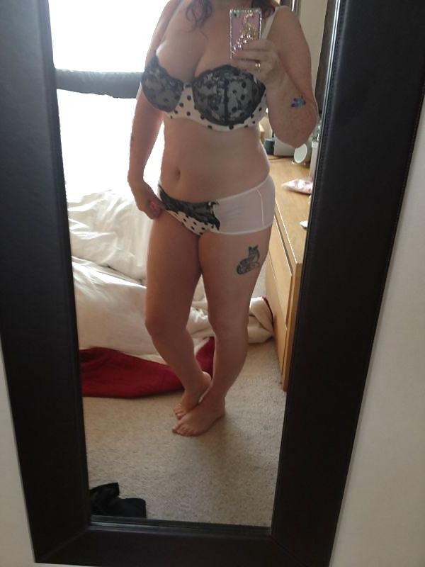 25P Busty self cellphone pics