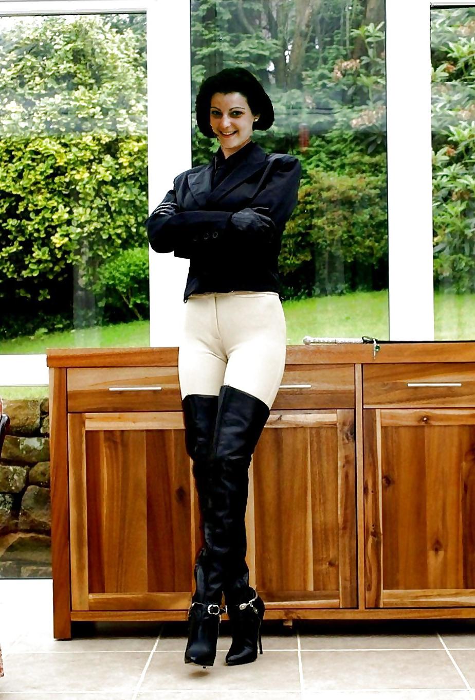 22P Love to lick her boots