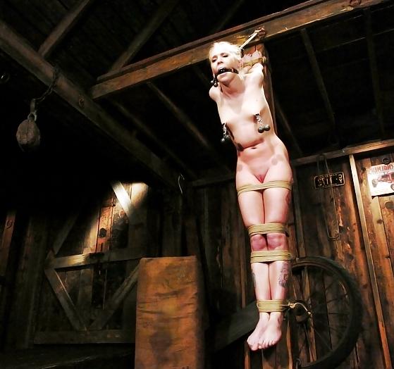 25P Yet more kinky bondage pics.
