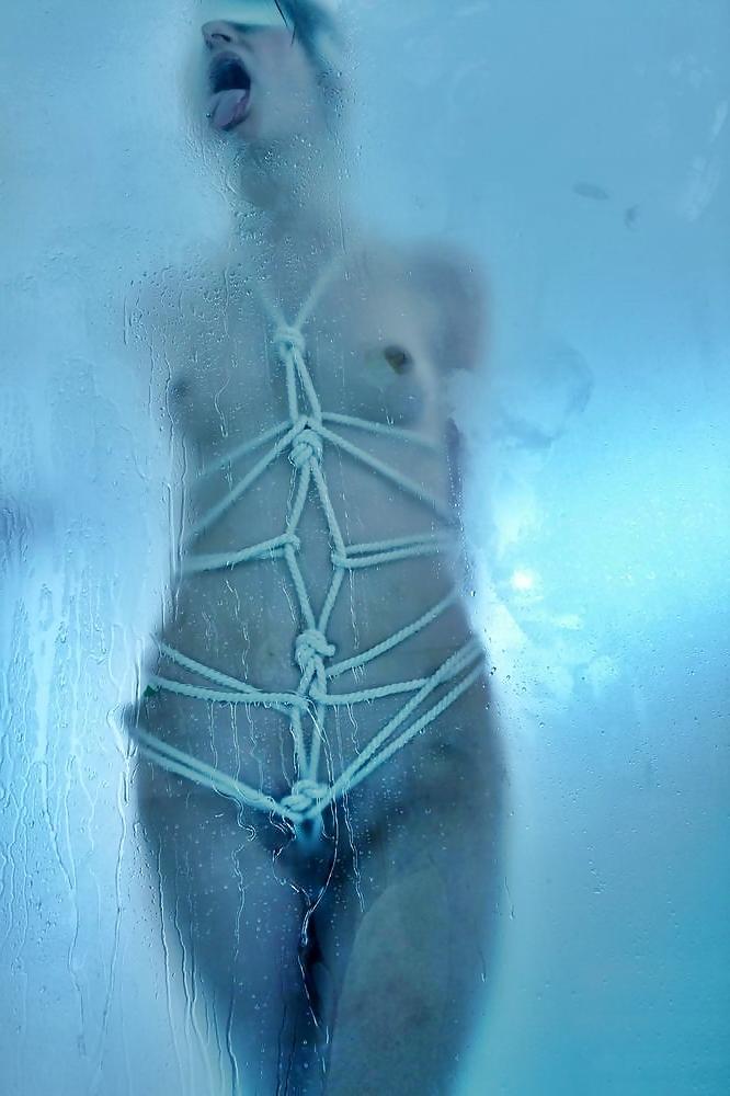 25P Yet more kinky bondage pics.
