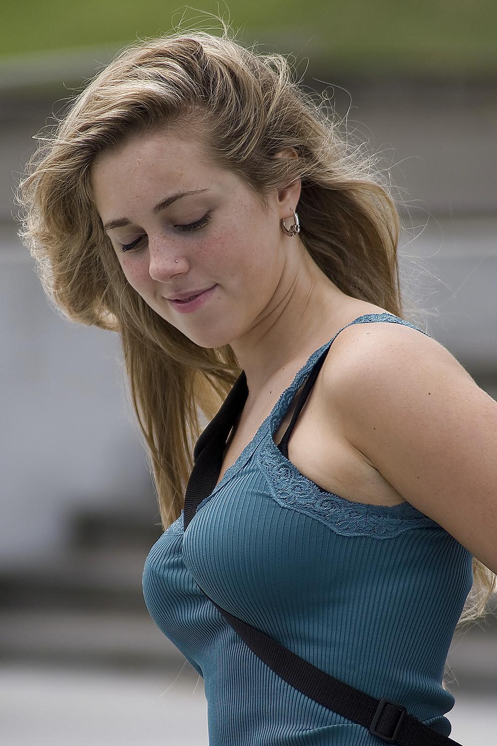 25P Belt ? (Boobs candid)