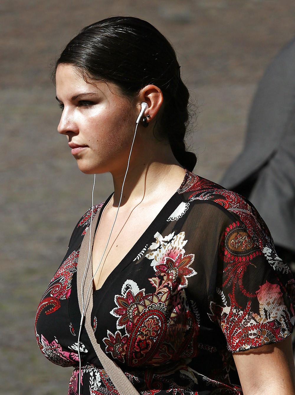 25P Belt ? (Boobs candid)