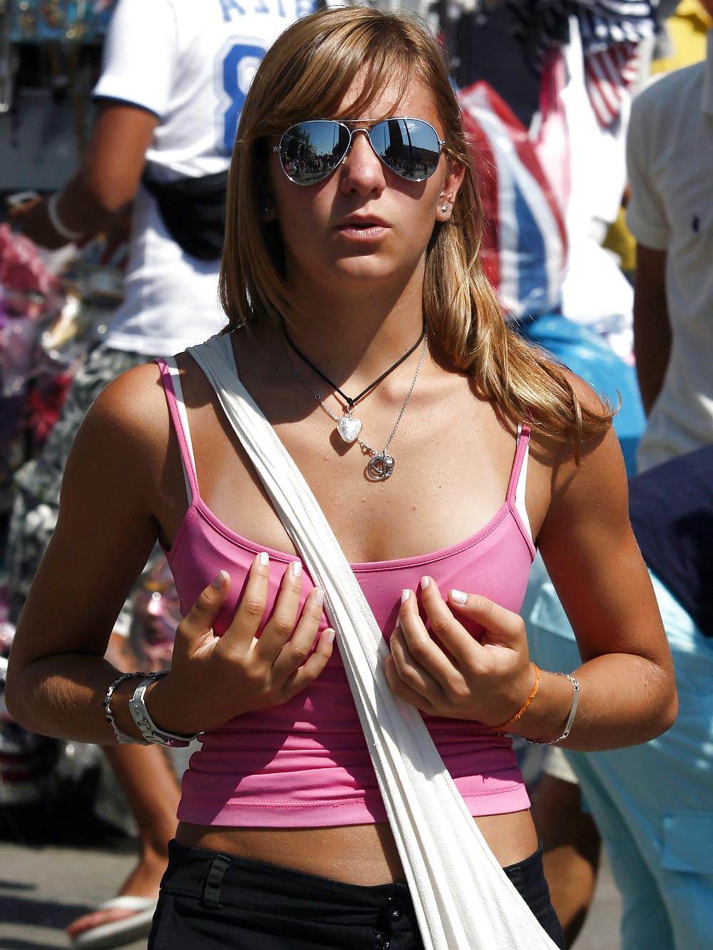25P Belt ? (Boobs candid)