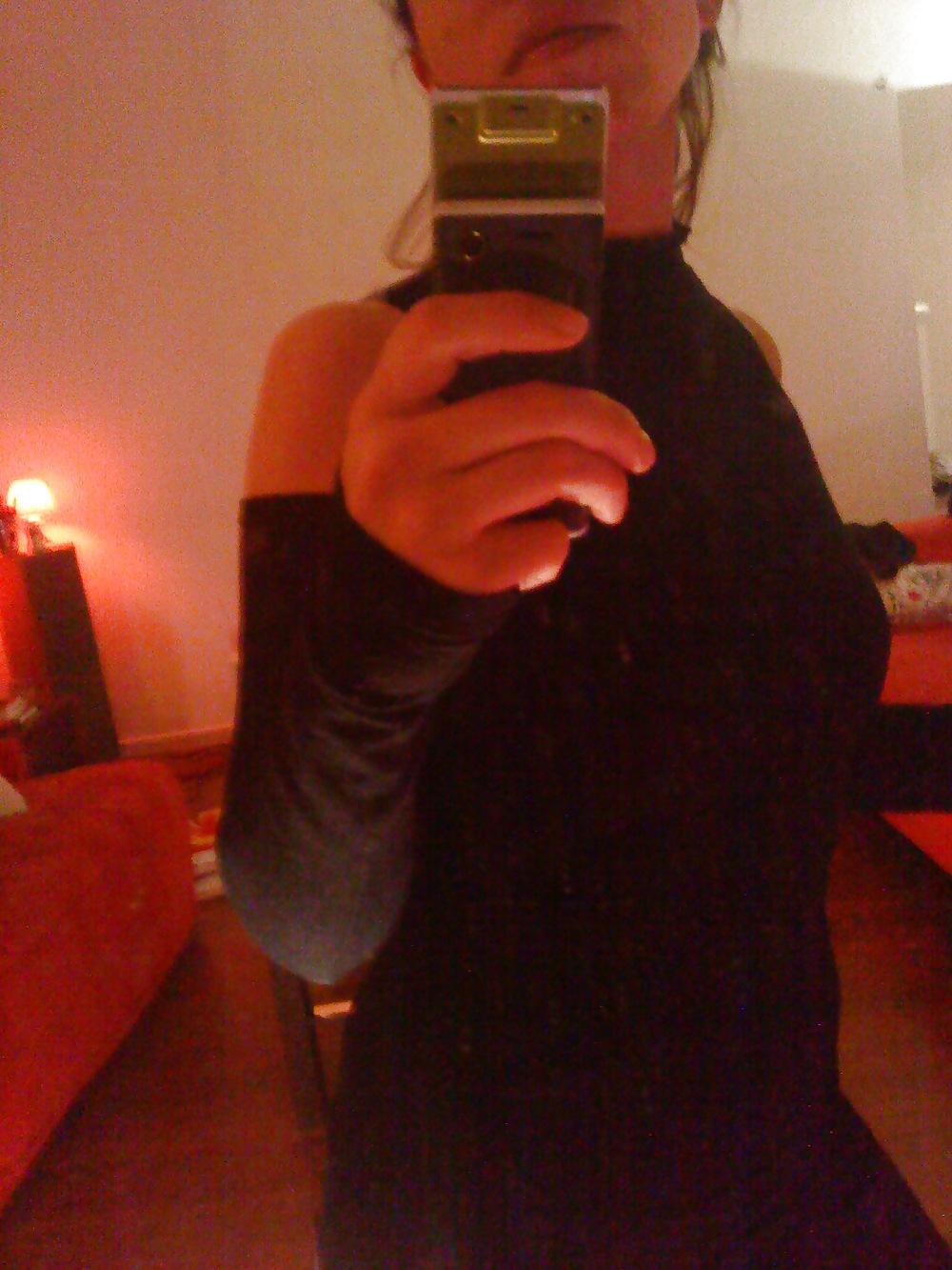 10P Nice girl phone pics