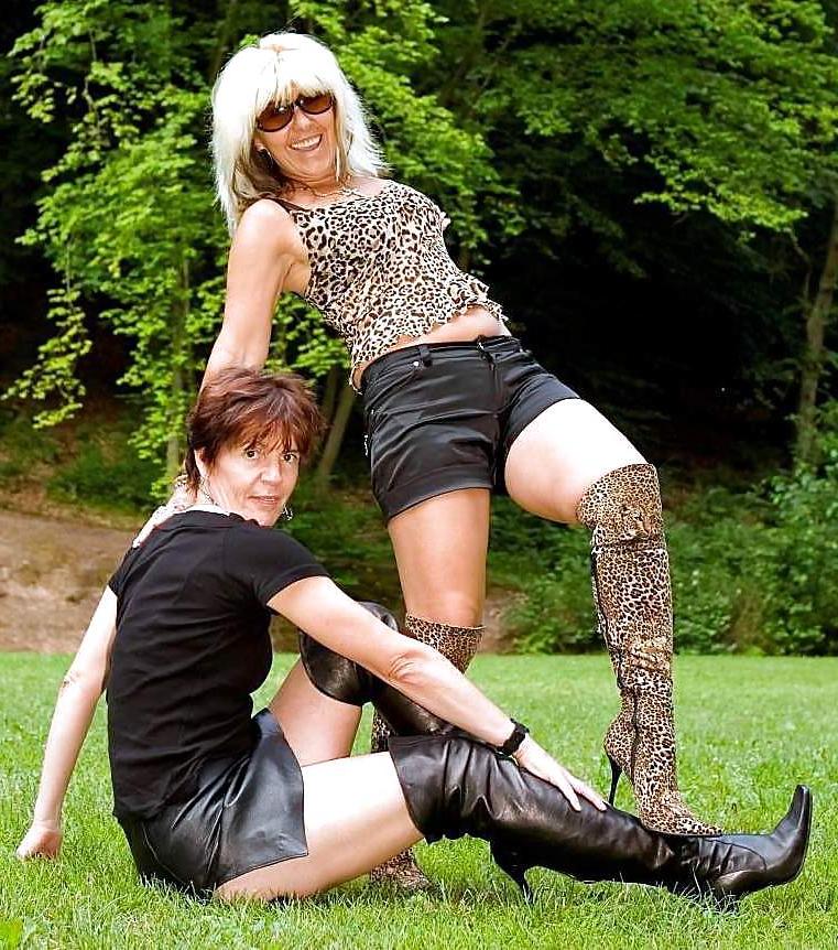 25P Hot MATURES & MILFS In BOOTS...(1)