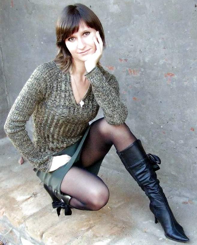 25P Hot MATURES & MILFS In BOOTS...(1)