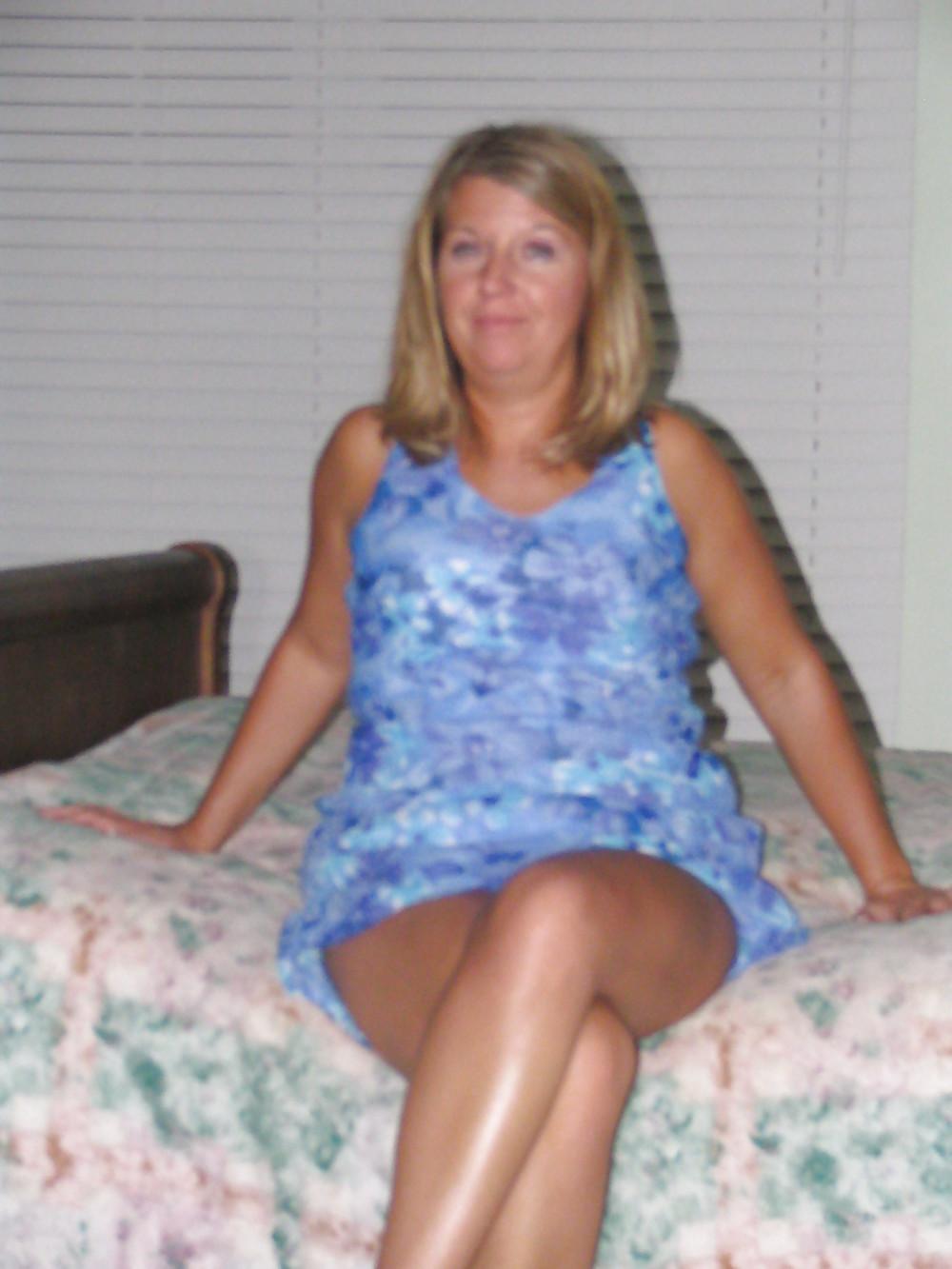 8P Smoking hot mature milf