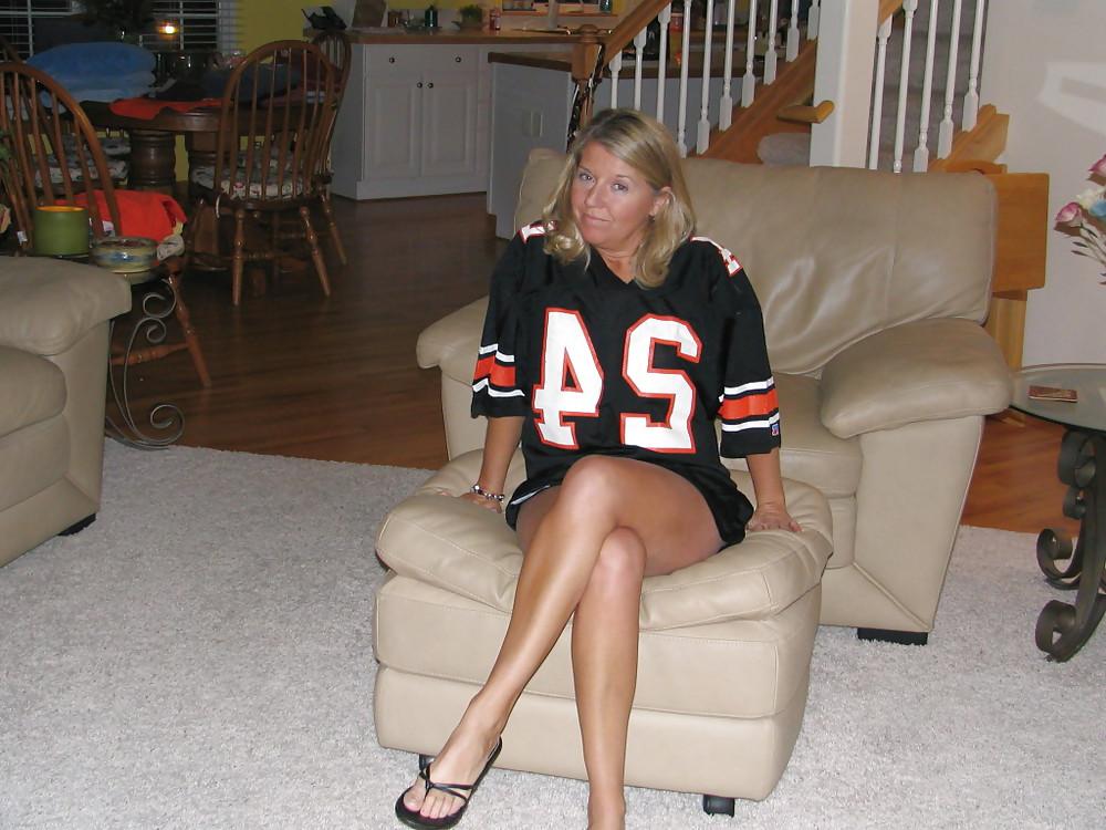 8P Smoking hot mature milf