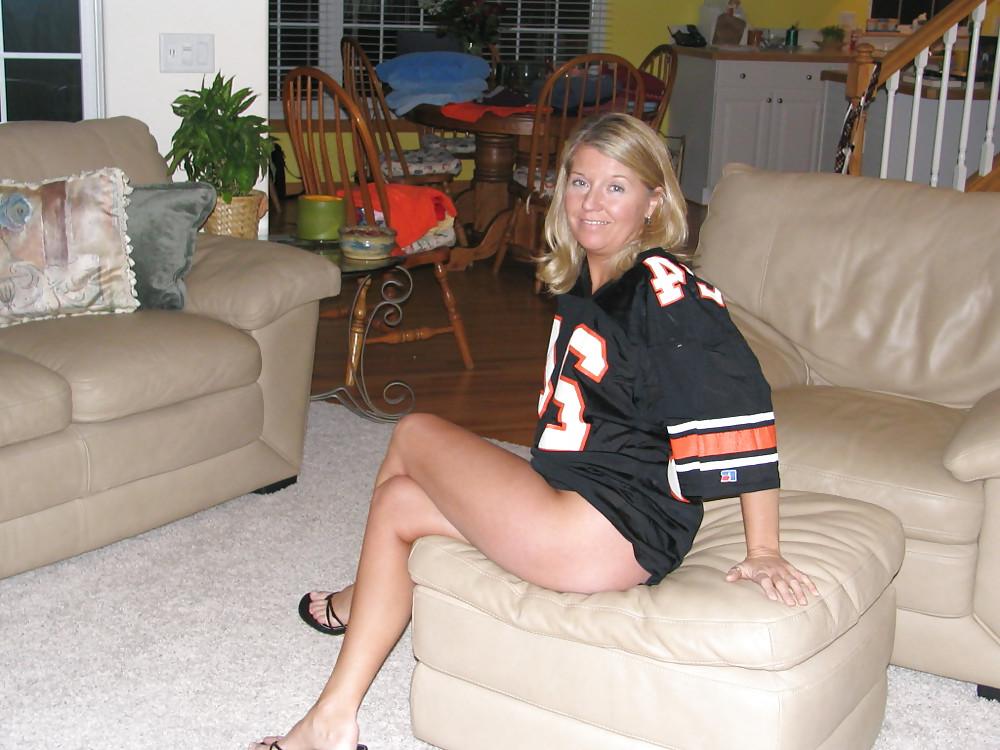 8P Smoking hot mature milf