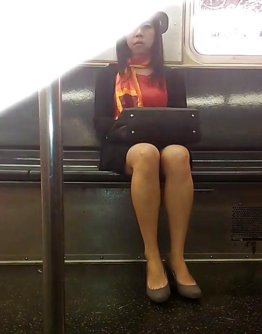 25P New York Subway Girls Busted and Caught Looking