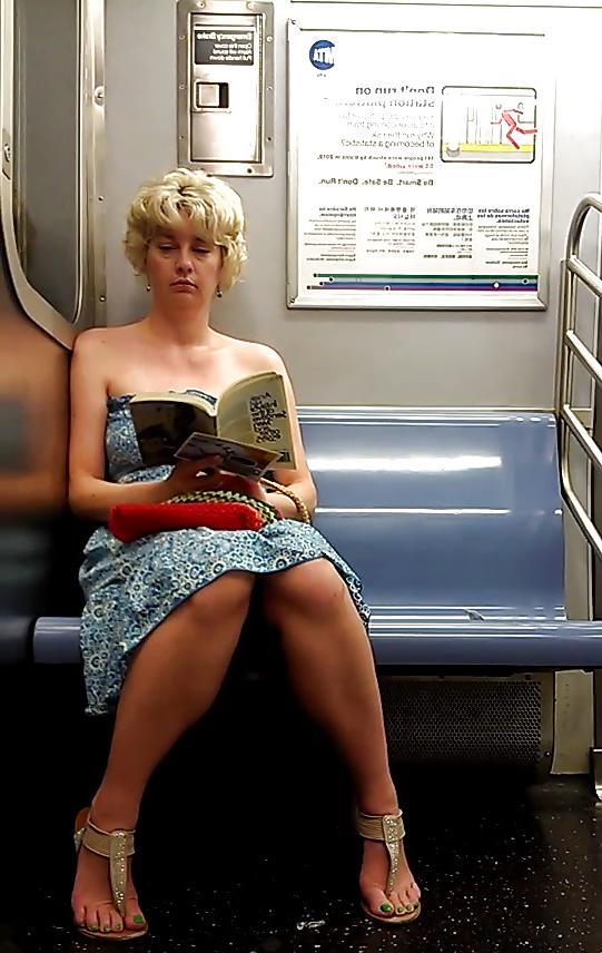 25P New York Subway Girls Busted and Caught Looking