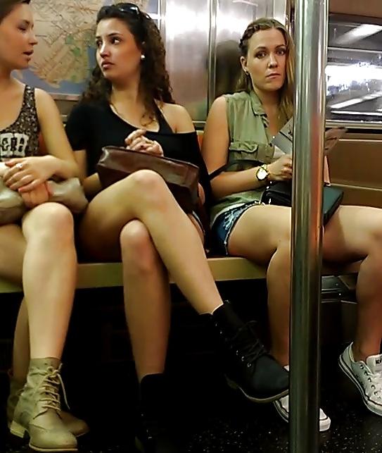 25P New York Subway Girls Busted and Caught Looking