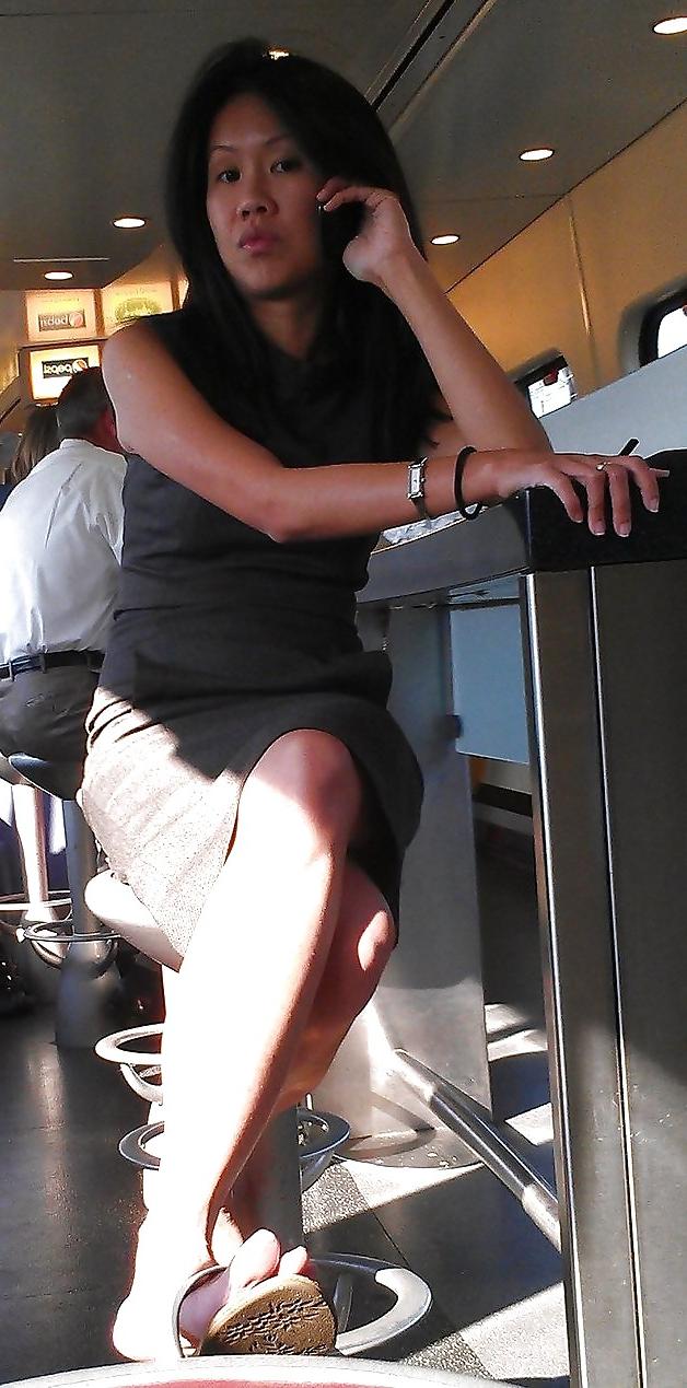 25P New York Subway Girls Busted and Caught Looking