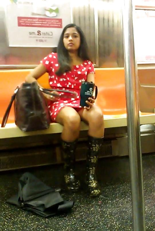 25P New York Subway Girls Busted and Caught Looking