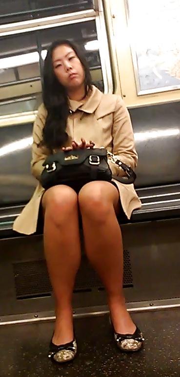 25P New York Subway Girls Busted and Caught Looking
