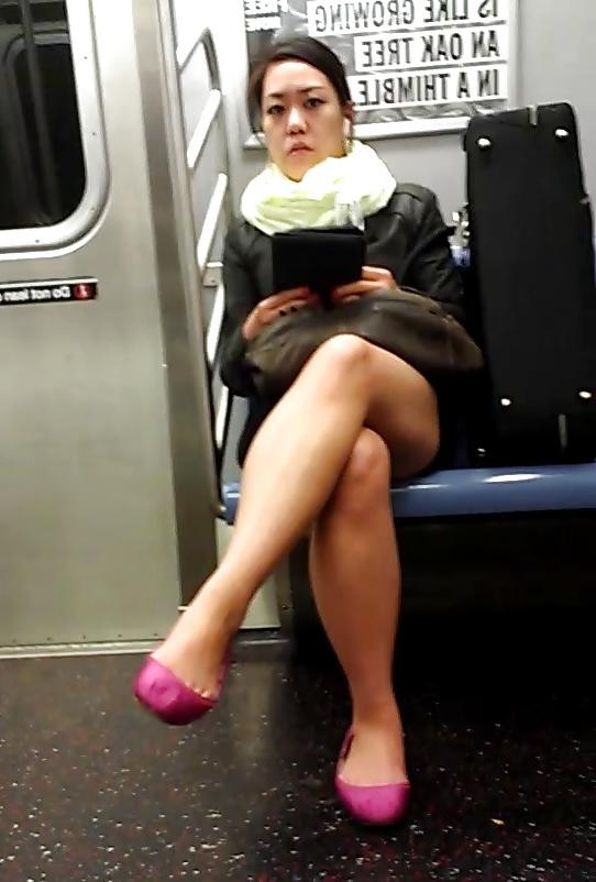 25P New York Subway Girls Busted and Caught Looking